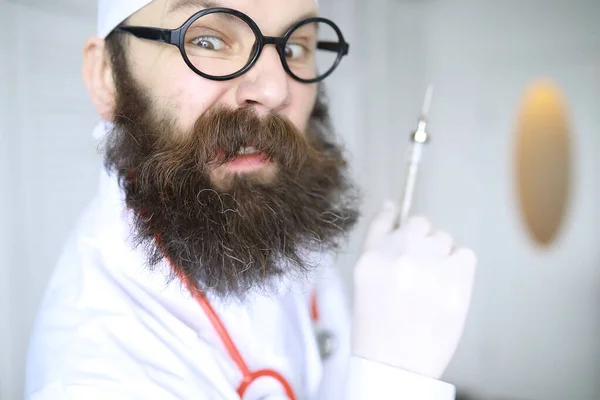 Доктор Божевільний Божевільний Бородатий Вчений Проводить Експерименти Науковій Лабораторії Виконує — стокове фото
