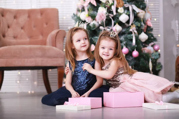 Gelukkige Zussen Ontmoeten Elkaar Thuis Interieur Vieren Samen Kerst Kerstmis Rechtenvrije Stockfoto's