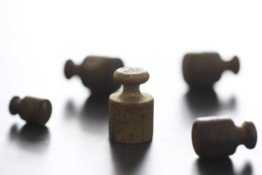 Küçük ağırlıklar klasik denge terazileri. Eskiler 'in eski ölçeği, antika pirinç ağırlık ölçeği detayları.