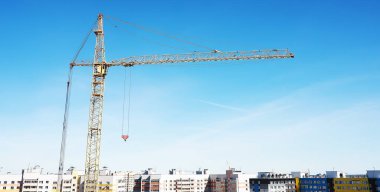 Gökyüzünün arka planında inşaat vinci. İnşaat alanı.