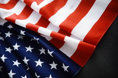 ABD bayrağını dalgalandırmak. Anma Günü veya 4 Temmuz için Amerikan bayrağı. Koyu arkaplanda Amerikan bayrağına yakın çekim