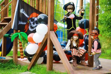 Korsan tarzında bir çocuk partisi. Cadılar Bayramı 'nda korsan kostümlü çocuklar oynuyor..