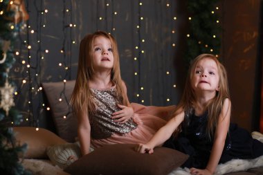 Mutlu kız kardeşler evde buluşur ve Noel 'i birlikte kutlarlar. Noel Ailesi ve çocuklar Noel hediyelerini açar. Noel Ağacı.