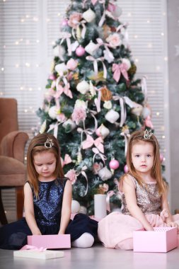 Mutlu kız kardeşler evde buluşur ve Noel 'i birlikte kutlarlar. Noel Ailesi ve çocuklar Noel hediyelerini açar. Noel Ağacı.