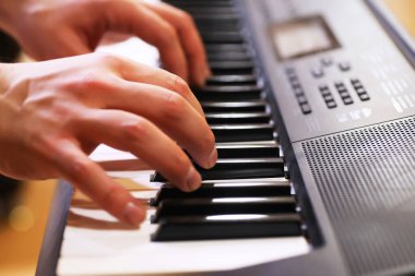 Arka plan fotoğrafı için eski Piano anahtarını kapat. Seçici odak.