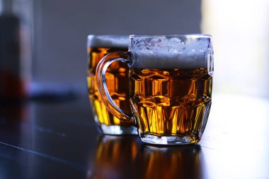 Tahta bir masada bir bardak taze bira. Bira bardağı taş masada. Üst görünüm kopyalama alanı