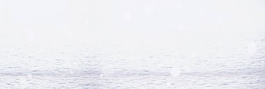 Karların dokusu. Kış yağmuru. Karlı bir yolda kar yağdıktan sonra izler.