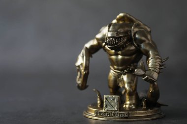 Popüler oyun karakterinin arka planda duran 3 boyutlu baskısı. 3D baskılı savaşçı modeli. 3B görüntüleme.