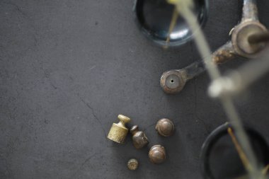 Küçük ağırlıklar klasik denge terazileri. Eskiler 'in eski ölçeği, antika pirinç ağırlık ölçeği detayları.