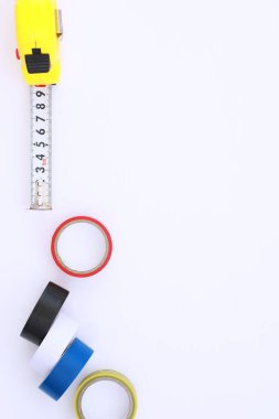 beyaz tablo arkaplanındaki araçlar ve araçlar, üst görünüm.