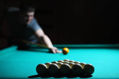 Bilardo kulübü. Rus bilardo takımıyla kumar masası ve siyah bilardo topu. Rus piramidi (Rus bilardosu, piramit bilardosu), spor.