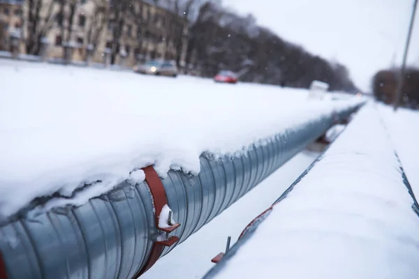 雪に覆われたガスパイプラインと霜の木と冬の風景 ガス管は雪の冬に乗り換え — ストック写真