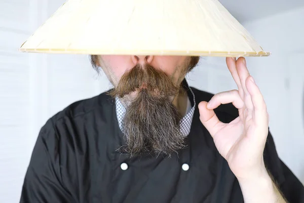 Parodie Hilarante Asiatique Chapeau Vietnamien Barbu Portrait Asiatique Café Chef — Photo