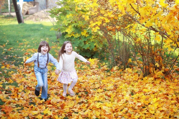 Młoda Rodzina Spacerze Jesiennym Parku Słoneczny Dzień Szczęście Jesteśmy Razem — Zdjęcie stockowe