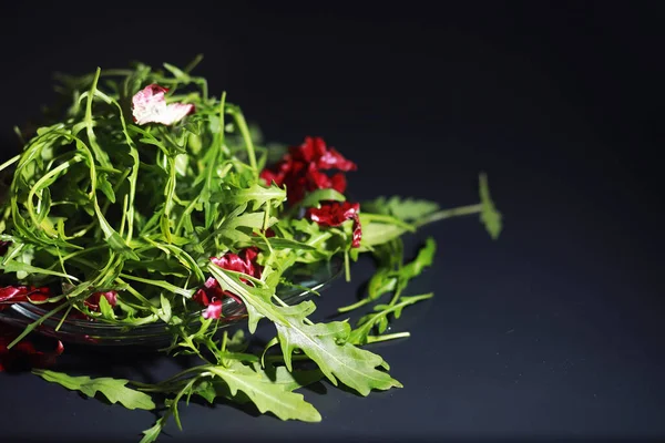 Taze Roka Kevgirle Yapılır Siyah Arka Plan Yeşil Yapraklı Sebzeli — Stok fotoğraf