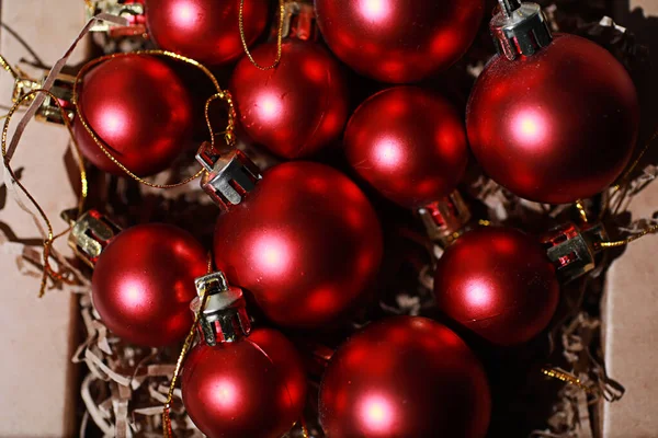 クリスマスツリーのためのクリスマスの装飾 小さなボールはクリスマスツリーを飾る 新年のおもちゃ — ストック写真