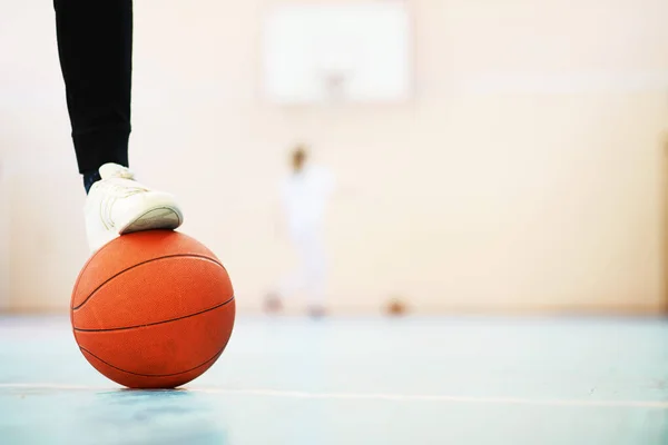 一只人的脚在水泥地板上的篮球场上休息 一张篮筐和运动鞋在木地板上的照片 — 图库照片