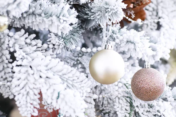 Weihnachtsfeiertag Hintergrund Silberne Und Rote Kugeln Hängen Einem Baum Mit — Stockfoto