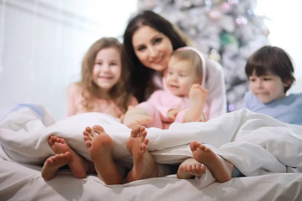 Семья Детьми Веселящимися Кровати Одеялом Время Рождественских Каникул — стоковое фото