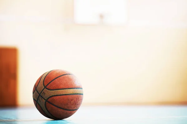 Een Menselijke Voetensteun Basketbal Betonnen Vloer Foto Van Een Basketbal — Stockfoto