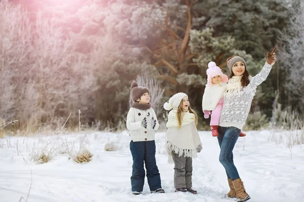 Bonne Famille Jouant Riant Hiver Extérieur Dans Neige Parc Municipal — Photo