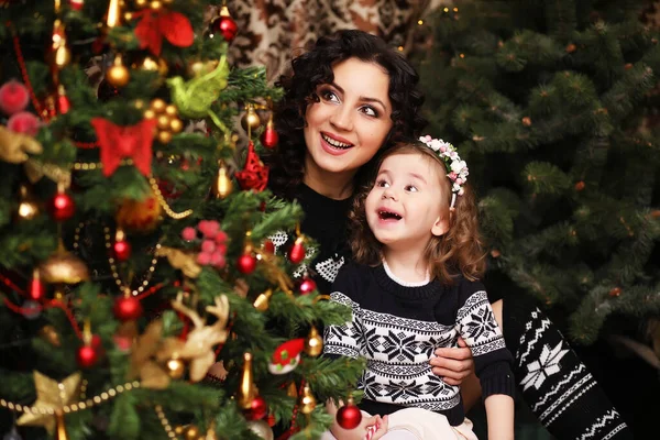 Mladá Dívka Pomáhá Její Matka Zdobí Rodinný Vánoční Stromek Rodinná — Stock fotografie