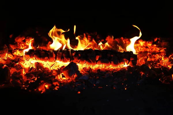Büyük Ateşte Yanan Kızıl Kıvılcımlar Uçuşur Ateş Teması Üzerine Çok — Stok fotoğraf