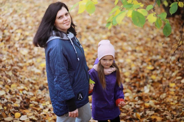 Ung Familj Promenad Höstparken Solig Dag Lycka Att Vara Tillsammans — Stockfoto