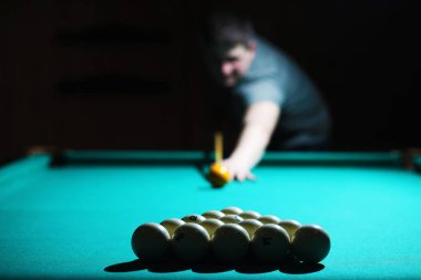 Bilardo kulübü. Rus bilardo takımıyla kumar masası ve siyah bilardo topu. Rus piramidi (Rus bilardosu, piramit bilardosu), spor.