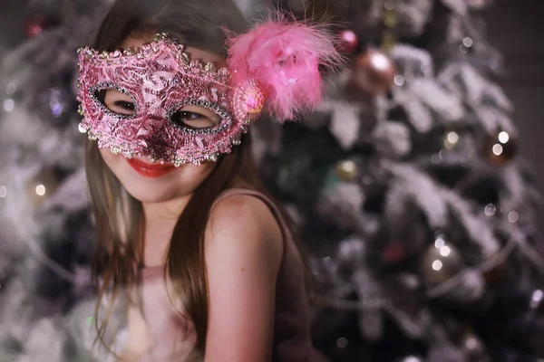 Kind Schicker Kleidung Vor Dem Weihnachtsbaum Warten Auf Das Neue — Stockfoto