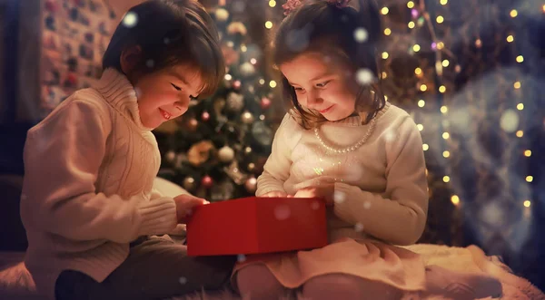 가족은 크리스마스 벽난로에서 아이들이 Xmas 선물을 합니다 크리스마스 상자가 아이들 — 스톡 사진