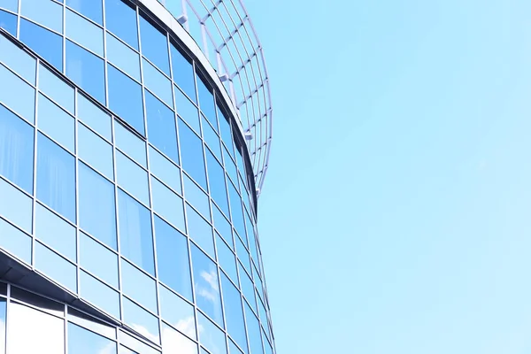 Ön cephenin mimari ayrıntıları diğer binaların ve güneşin birden fazla yansımasıyla birlikte. Modern binanın dış cephesi. Mimari soyut arkaplan