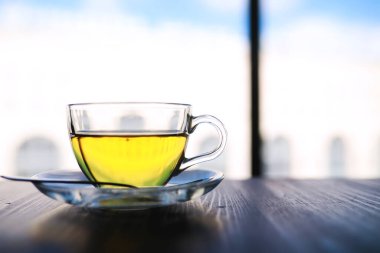 Arka planda çay ve çay yaprağı