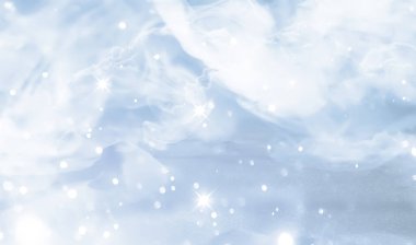 Gökyüzü bulutlarla mavidir, doğası gereği güzeldir. Mavi gökyüzü beyaz bulutlu