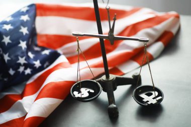 Birleşik Devletler Hukuku, adalet terazisi ve Amerikan bayrağı. Kavram. Para.