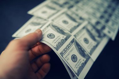 Küresel ekonomik kriz kavramı. Yasadışı Amerikan doları üretimi. Parayı yeraltına bastır. Bir suçlunun 100 dolarlık banknotlarını basmak.