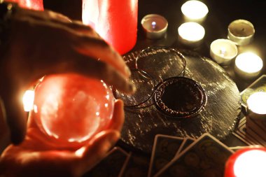 Büyülü bebeklerle, tarot kartlarıyla, kitaplarla, şeytani mumlarla ve cadılık objeleriyle dolu mistik bir hayat. Kehanet ayini.