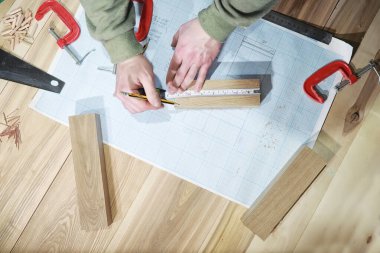 Üretim aşamasında aletler ve elektrikli testerelerle atölye çalışması