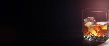 Tahta tezgahta buzlu sert bir alkollü içecek. Buzlu viski alayım. Bardakla soğuk bir içecek..