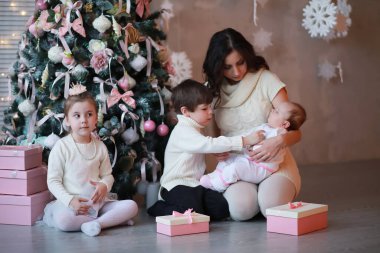 Çocuklu genç bir aile tatil için evi dekore ediyor. Yeni yıl arifesi. Yeni yılı bekliyorum..