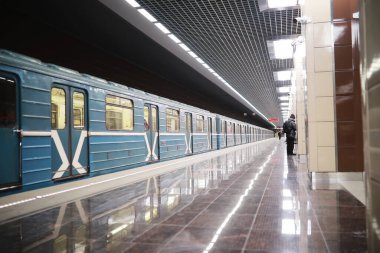 Boş koltuklu metro vagonu. Boş metro vagonu.