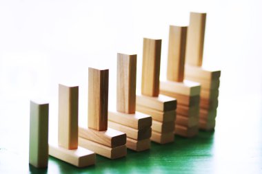 Dağıtılmış tahta blokların üzerinde duran tahta bloklar, kazanma, başarı, meydan okuma, üst konuma adım soyut arka plan konsepti.