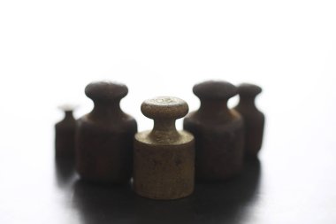 Küçük ağırlıklar klasik denge terazileri. Eskiler 'in eski ölçeği, antika pirinç ağırlık ölçeği detayları.