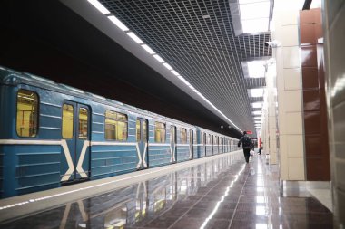 Boş koltuklu metro vagonu. Boş metro vagonu.