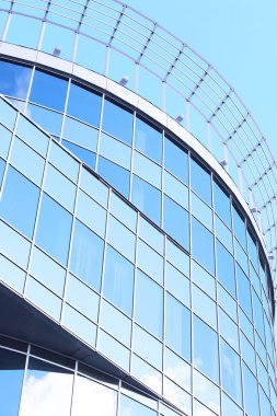 Ön cephenin mimari ayrıntıları diğer binaların ve güneşin birden fazla yansımasıyla birlikte. Modern binanın dış cephesi. Mimari soyut arkaplan