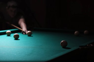 Bilardo kulübü. Rus bilardo takımıyla kumar masası ve siyah bilardo topu. Rus piramidi (Rus bilardosu, piramit bilardosu), spor.