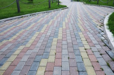 Gri kaldırım taşı, yaya geçidi, kaldırıma yakın kaldırım, dokusu, üst görünümü. Çimento tuğla kare taş zemin. Beton döşeme levhaları. Paving levhaları