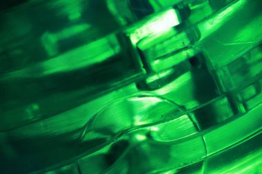 3D konsept tasarımı, soyut yeşil geometrik arkaplan, mimari cam yapılandırması 3D. Parlak yeşil desenli cam pencere penceresi.