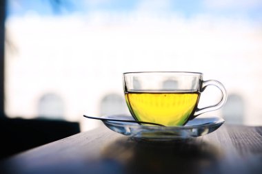 Arka planda çay ve çay yaprağı