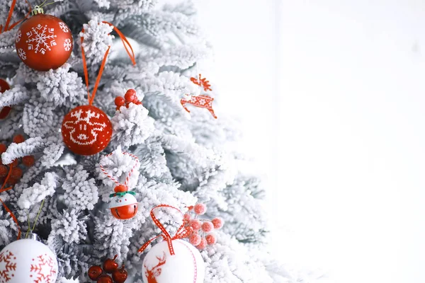 Fondo Vacaciones Navidad Bola Plata Rojo Colgando Árbol Decorado Con — Foto de Stock